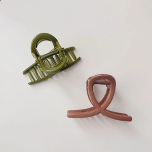 Pinces à cheveux en acrylique mat vert olive et rose poudré pour coiffure élégante