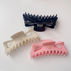 Détails des grandes pinces à cheveux crème avec inscription dorée Barrette La France