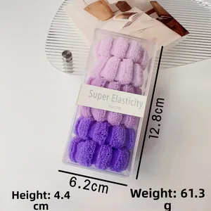Detailaufnahme elastischer lila Haargummis im Set in einer transparenten Aufbewahrungsbox