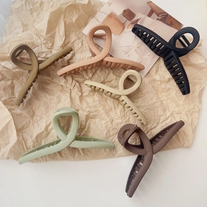 Vue détaillée de pinces à cheveux mates en six couleurs sur papier kraft naturel