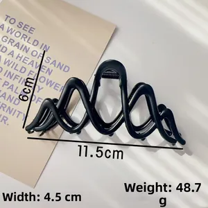 Detail of matte black large claw clip showing 11.5cm length and strong spring mechanism