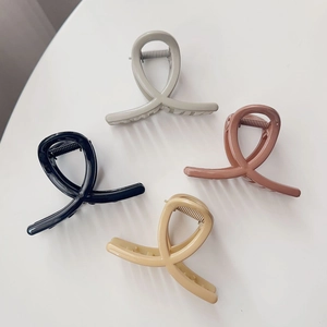 Lot de quatre pinces à cheveux minimalistes aux couleurs Morandi avec design croisé élégant