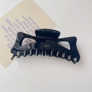 Détail de la pince à cheveux noire brillante avec inscription dorée Barrette La France