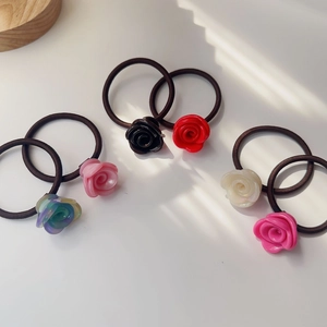 Vue détaillée d'élastiques à cheveux avec décorations de roses en résine de six couleurs