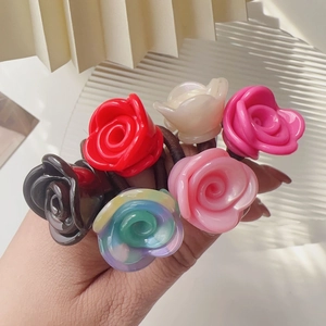 Détail de 6 chouchous fleurs de rose 3D colorés avec texture résine et élastiques à haute tenue