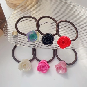 Vue détaillée de six chouchous roses en résine de couleurs variées sur un plat