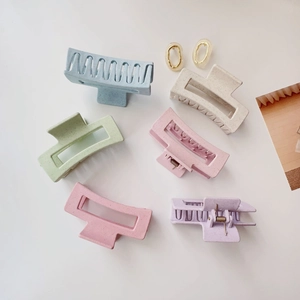 Detailed view of large matte hair claws in six pastel colors arranged in a circle