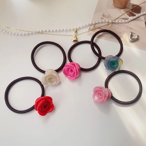 Détail de l'ensemble de 5 chouchous avec fleurs de rose en résine 3D de couleurs variées