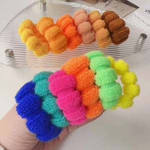 Detailansicht bunter dicker elastischer Haargummis mit weicher gestrickter Textur