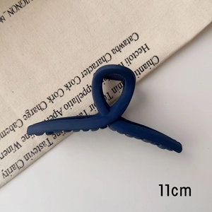 Vue détaillée de la pince à cheveux bleu marine mat montrant une mesure de 11 cm