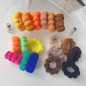 Detailansicht bunter dicker nahtloser Haargummis mit gerippter Strickstruktur