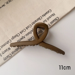 Détail de la grande pince à cheveux mate marron de 11cm pour coiffures élégantes