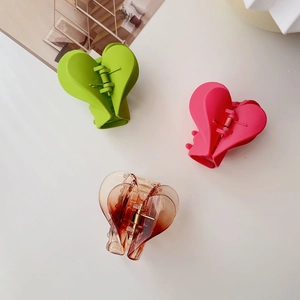 Tre fermagli per capelli a cuore in verde opaco, rosa rossa e ambra traslucida
