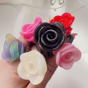 Gros plan sur d'élégants élastiques à cheveux en acétate rose 3D en six couleurs vives