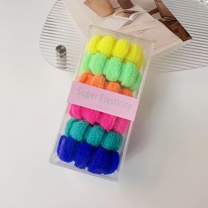 Detailansicht von sechs bunten nahtlosen Haargummis mit hoher Elastizität in einer Geschenkbox