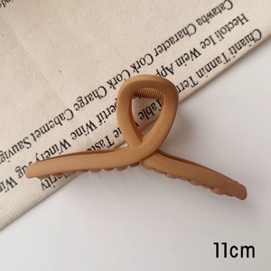 Vue détaillée d'une pince à cheveux mate marron de 11cm montrant sa texture en résine mate