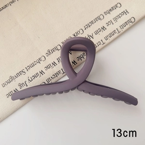 Gros plan d'une pince à cheveux mate violette de 13 cm avec étiquette de longueur