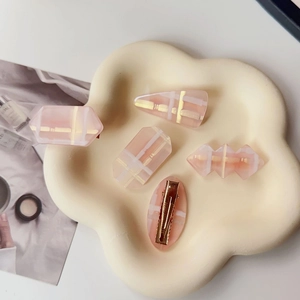Lot de cinq barrettes à cheveux rose pastel avec motif à carreaux dans un plateau