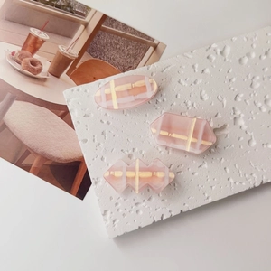 Lot de trois barrettes à cheveux en acrylique rose avec texture quadrillée dorée et blanche