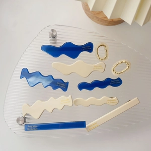 Elegantes Haarklammer-Set aus Acetat mit cremefarbenen und blauen Mustern