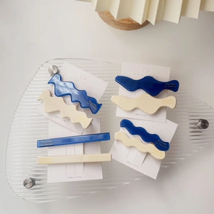 Elegantes Set aus gewellten und geraden Acetat-Haarspangen in Marineblau und Creme