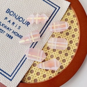 Lot de six barrettes roses en résine aux motifs à carreaux blancs et dorés élégants