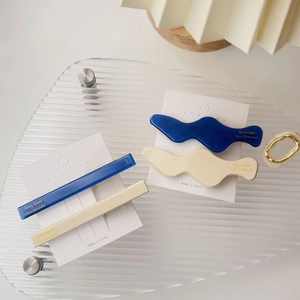 Elegantes Acetat-Haarklammer-Set mit welligen und rechteckigen Designs in Blau und Creme