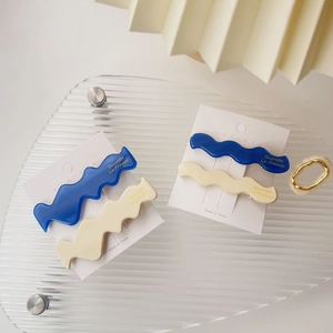 Detail von blauen und beigen Acetat-Haarspangen-Set auf elegantem Display-Tablett