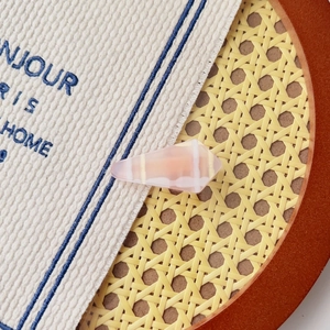 Détail d'une pince à cheveux rose translucide avec motif à carreaux géométriques