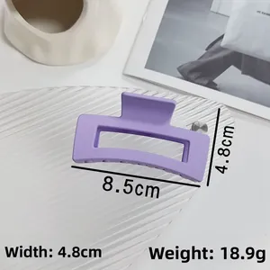 Specifiche dettagliate della clip per capelli quadrata viola opaca in un ambiente lifestyle