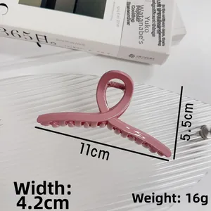 Vue détaillée de la pince à cheveux rose montrant 11 cm de long et 5,5 cm de haut