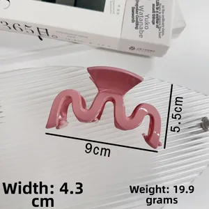 Dimensions pince à cheveux rose ondulée: longueur 9cm, hauteur 5,5cm, largeur 4,3cm