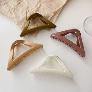Pince à Cheveux Triangle Minimaliste en Résine Plastique Grande Pince Requin Vernis à Cuisson Brillante pour Accessoires Cheveux Femme