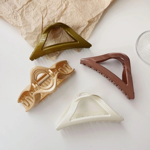 Lot de quatre grandes pinces à cheveux géométriques en tons vert olive et marron