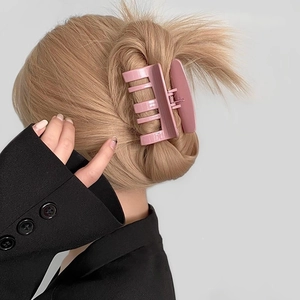Grande pince à cheveux rose mat pour chignons élégants sur cheveux épais