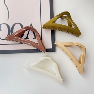 Lot de quatre pinces à cheveux triangulaires brillantes en marron, vert, crème et ivoire