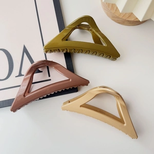 Trois pinces à cheveux triangulaires mates en vert olive, marron et couleur abricot