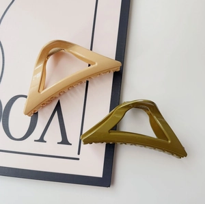 Détail de pinces à cheveux triangulaires creuses en abricot et vert olive