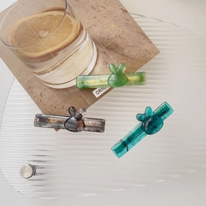 Lot de trois pinces à cheveux lapin en acrylique vert et gris sur plateau en verre