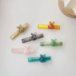 Détail de 6 barrettes à cheveux lapin en résine colorée avec texture effet marbré