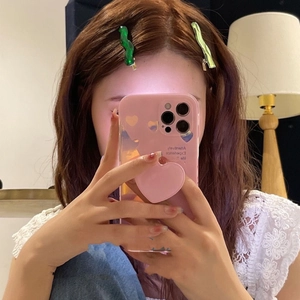 Vintage wavy acrylic hair clips in green and lime green worn by a model in a mirror selfie