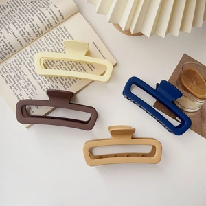 Pinze per capelli rettangolari opache in crema, blu navy, marrone e color caramello