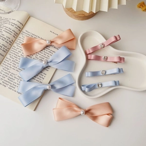 Dolci Fermagli per Capelli a Fiocco in Satin Con Perla Artificial Cuore Strass Stile Coreano Clip a Becco d'Anatra Accessori Capelli Donna