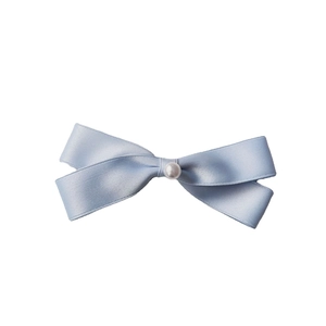 Fermaglio per capelli in raso azzurro con fiocco e perla bianca raffinata