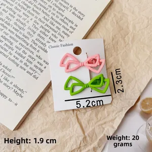 Vue détaillée de pinces à cheveux nœuds mats rose et vert avec dimensions affichées