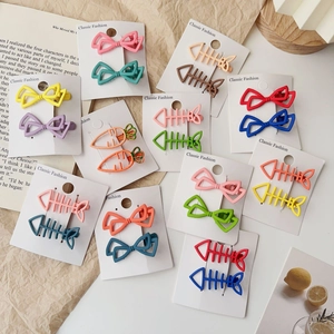 Lot de barrettes à cheveux nœud et arête de poisson colorées sur fond vintage