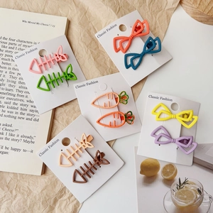 Détail des barrettes à cheveux nœud de couleur bonbon mat sur carte de vente