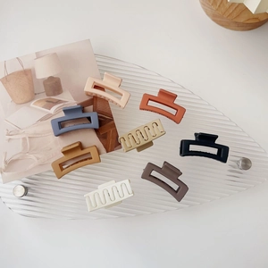 Pinces à cheveux carrées couleur Morandi mat sur plateau décoratif pour un style esthétique