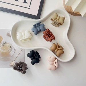 Pinces à cheveux cœur mates élégantes en couleurs Morandi sur un plateau