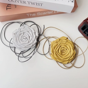Détail de colliers choker roses en tissu gris et jaune avec de longs rubans